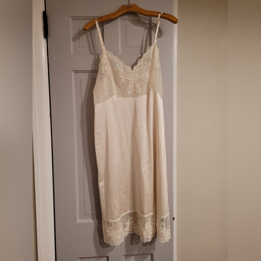 Vintage cream/white slip dress with lace trim size 38/L
